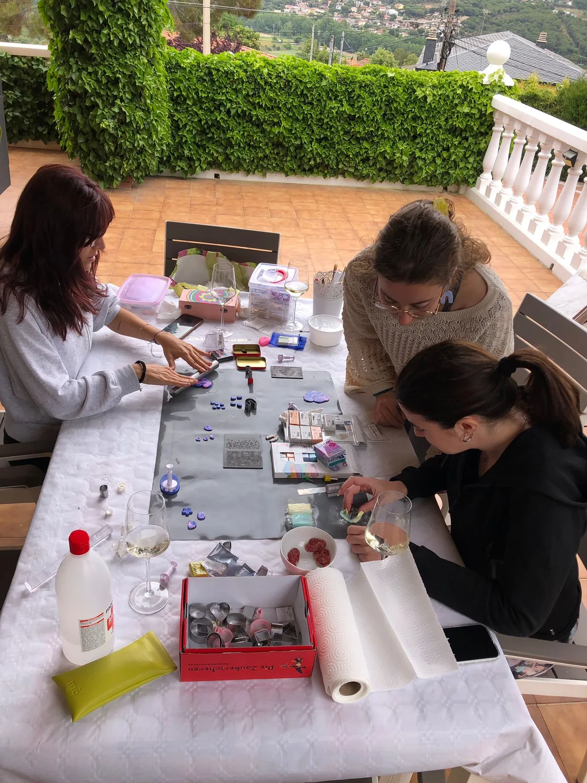 Selección de colores de arcilla polimérica en un taller a domicilio