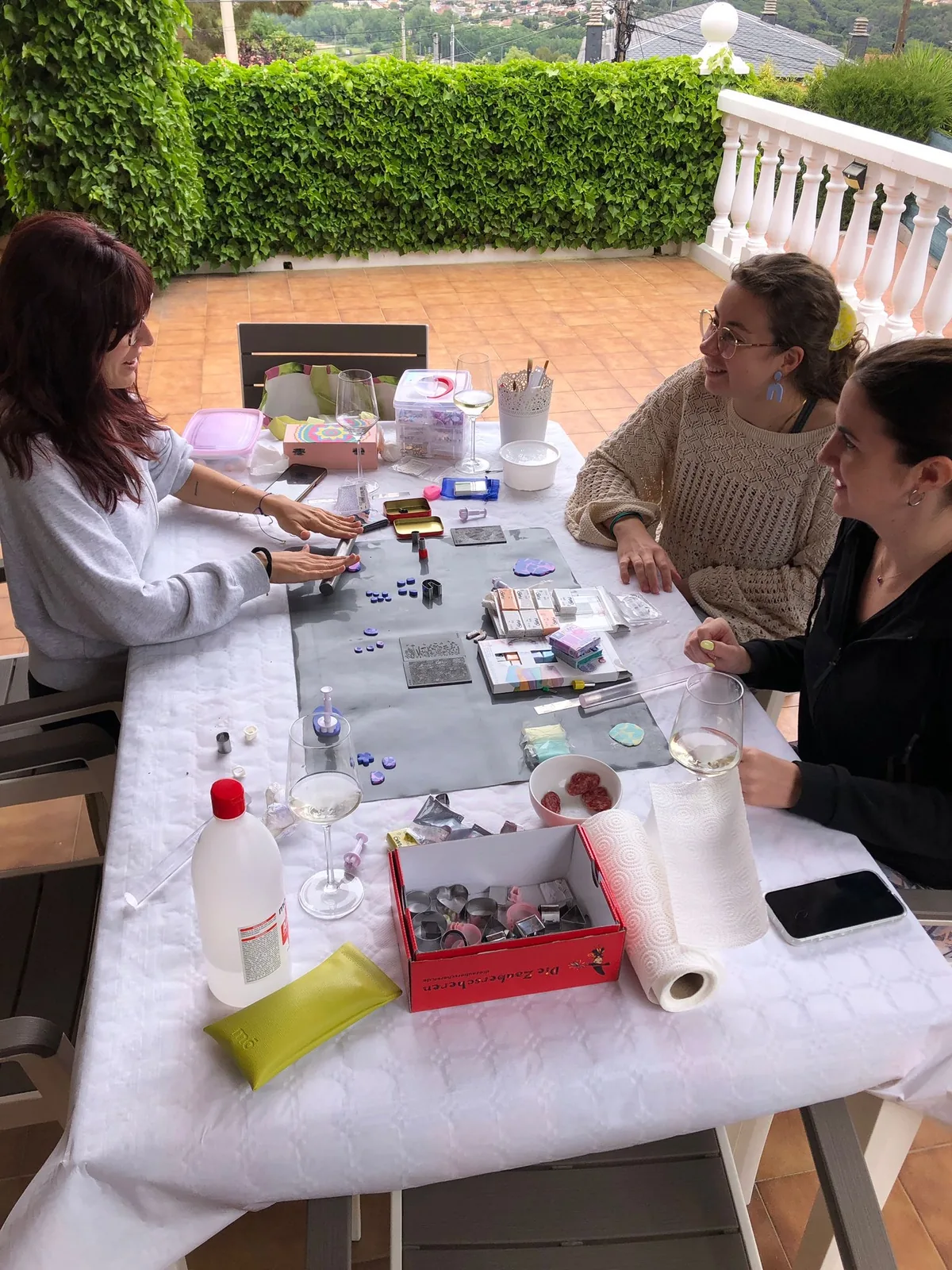 Participante modelando arcilla en una mesa de taller a domicilio