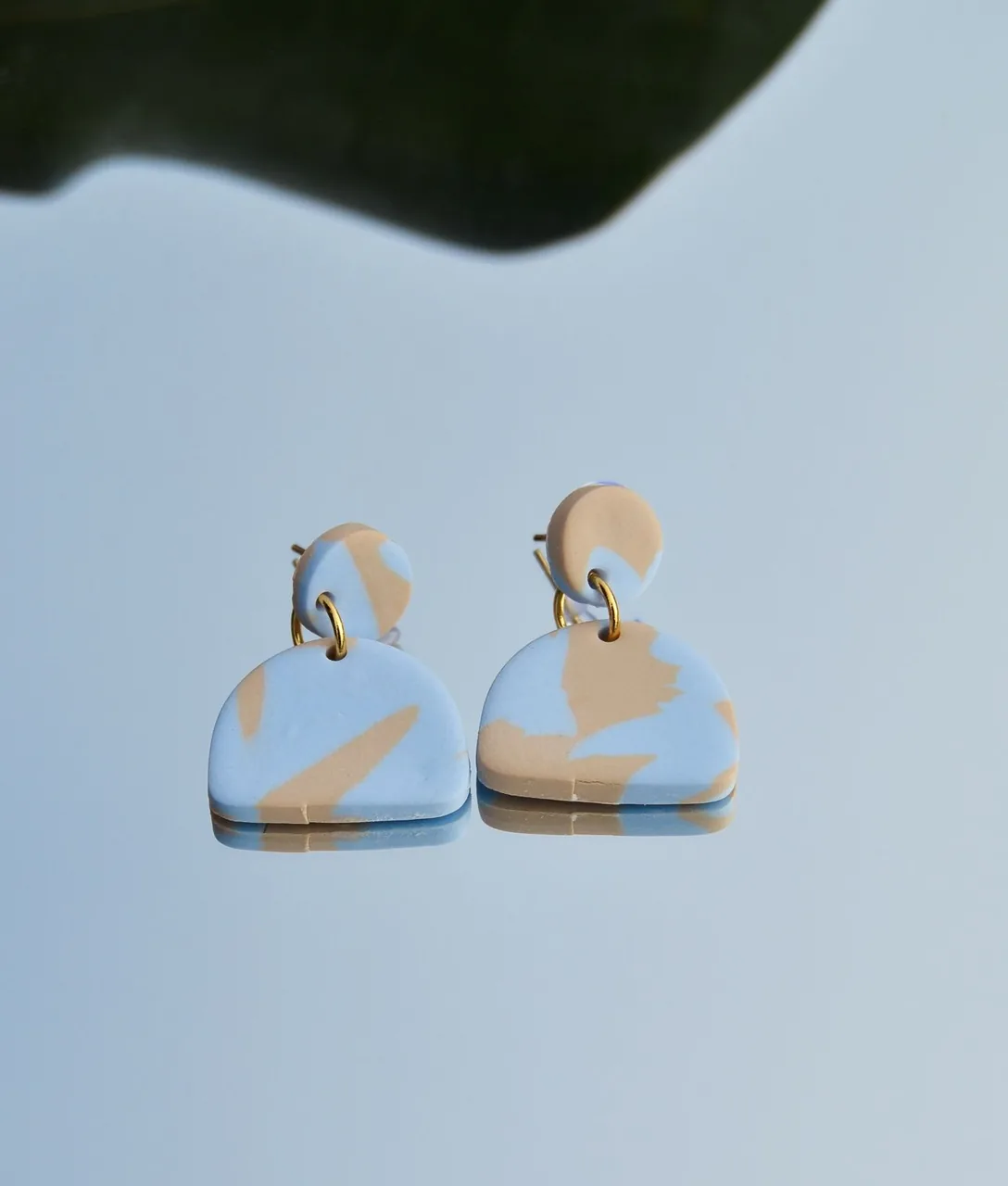 Pendientes crema ondulados hechos a mano