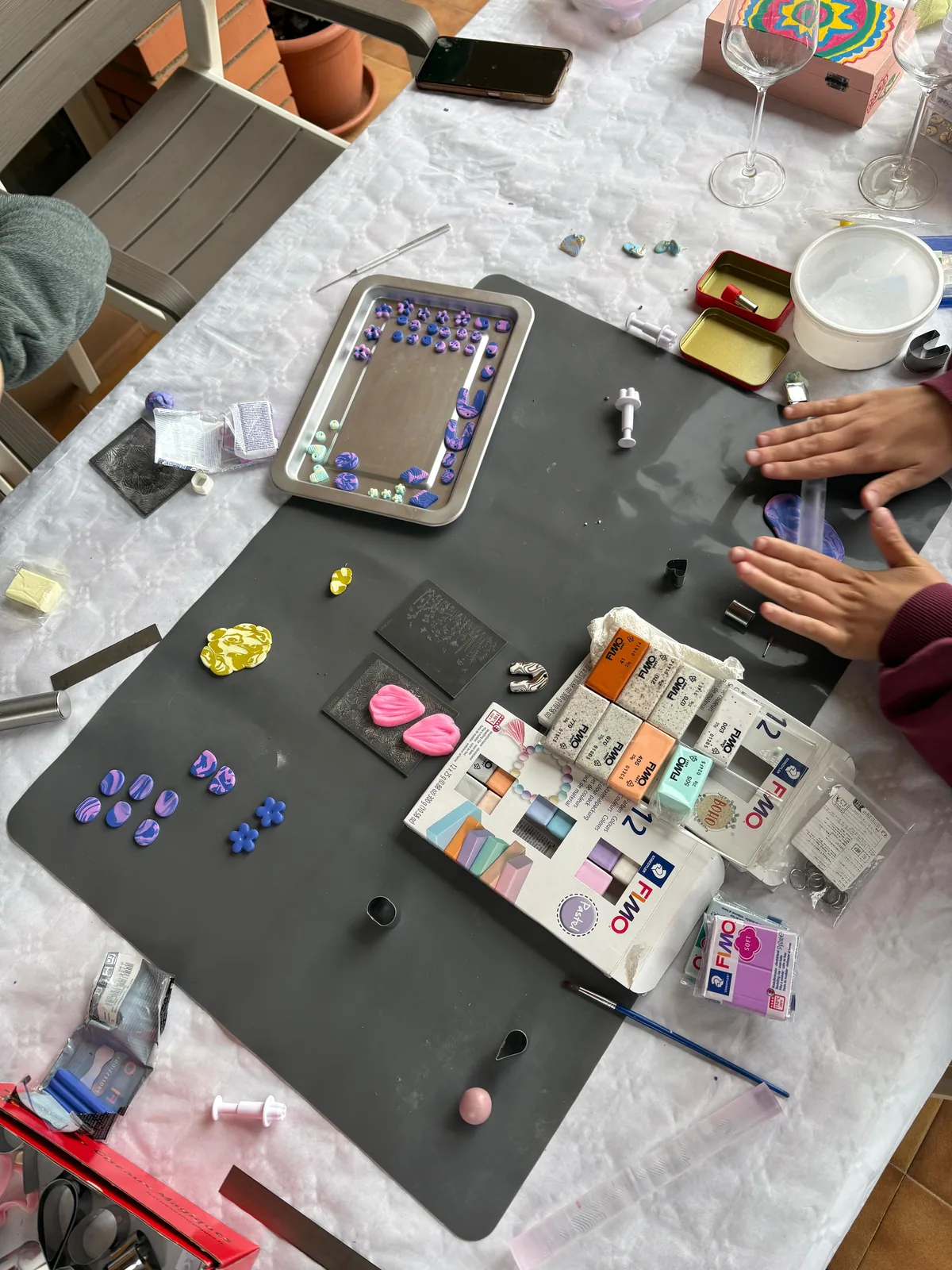 Treballar l'argila en un taller privat