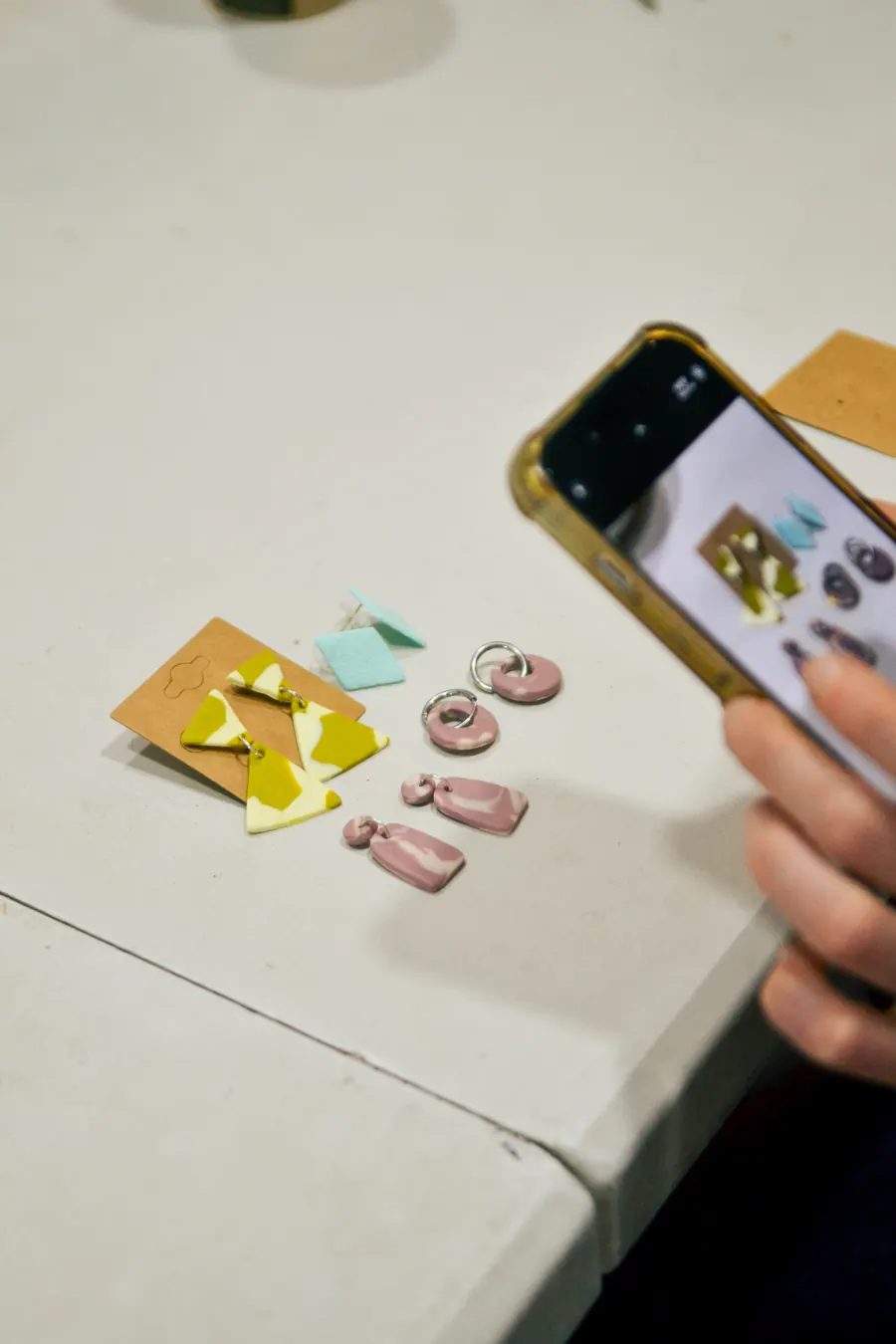 Pendientes de colores creados en un taller anterior
