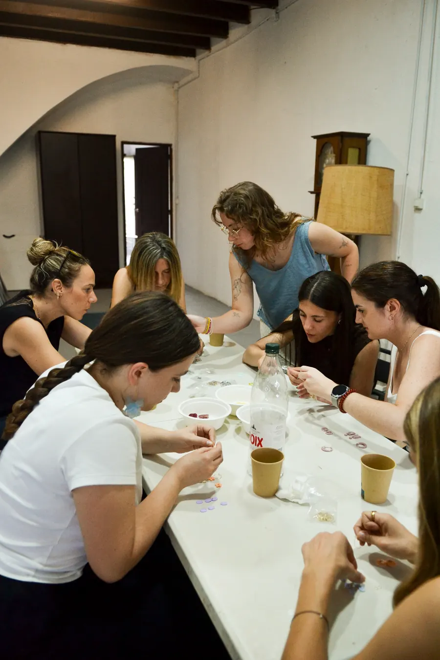 Participantes creando piezas en un taller anterior de Mint